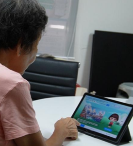 Seniorin bei der Kommunikation mit dem KI-Chatbot "Ami Chat" (Foto: sutd.edu.sg)