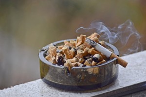 Voller Aschenbecher: Tabakkonsum isoliert viele Menschen (Foto: pixabay.com, Bob Dmyt)