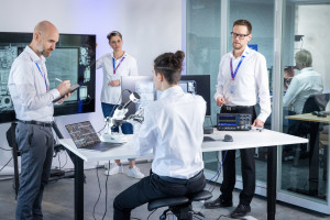 Datenrettung im Labor: Das Team von DATA REVERSE® bei der Analyse eines Datenträgers