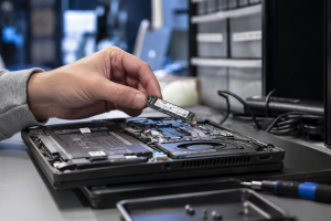 Ausbau einer M.2-SSD aus einem Firmen-Notebook (Bild: RecoveryLab; KI-generiert)
