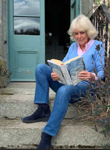 Queen Camilla: gibt ein gutes Beispiel ab (Foto: thequeensreadingroom.co.uk)