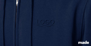 Blauer Zip-Hoodie mit einer dezenten Ton-in-Ton-Veredelung (Bild: made for brands GmbH)