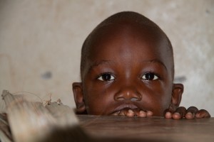 Kind in Afrika: Heranwachsende mit HIV oft benachteiligt (Foto: pixabay.com, Rolf Dobberstein)
