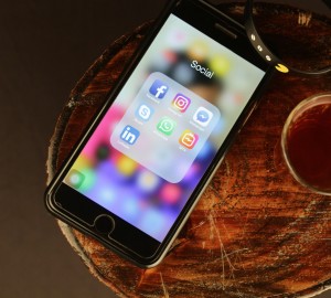 Social Media: Einfluss auf Zufriedenheit nicht nachweisbar (Foto: TRDStudios, pixabay.com)