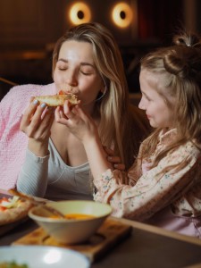 Essen in Gesellschaft: Körper kann sich dabei erholen (Foto: Nadine S, pixabay.com)