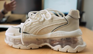Dieser Schuh kontrolliert das Gehen vollautomatisch (Foto: Veronica Mendez, rutgers.edu)