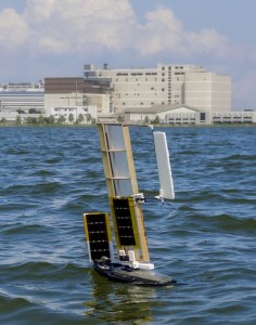 "ALBATROSS": Roboter segelt auf einem Binnensee (Foto: sutd.edu.sg)