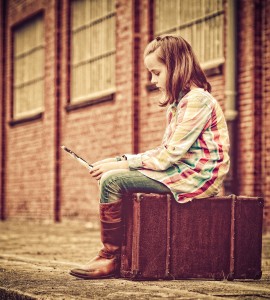 Mädchen mit Smartphone: Besitz geht mit Essstörungen einher (Foto: Sabine Nuffer, pixabay.com)
