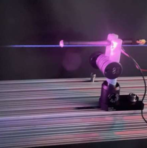 Experimentelle Antenne aus Laserlicht im Labor (Foto: Prya Darshni, ncsu.edu)