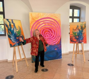 Im Bild: Beatrix Prinz; Kuratorin der Schau: Michaela Lukmann, MA MBA (© Mikizzaner)