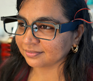 Nivedita Arora: Wissenschaftlerin präsentiert ihre smarte Brille (Foto: northwestern.edu)
