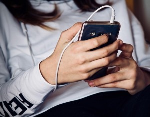 Online am Handy: Glücksspielwerbung ist omnipräsent (Foto: sweetlouise, pixabay.com)
