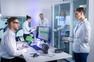 Diagnoseplatz und Reinraumbereich im Labor von DATA REVERSE® (© DATA REVERSE®)