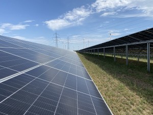 Feld mit Photovoltaik-Anlage: Energiewende erfordert hohen Aufwand (Foto: ait.ac.at)