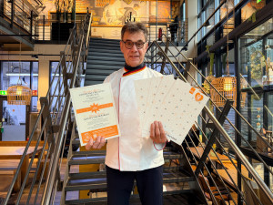 Norbert Büsch stellt den Charity-Adventskalender vor (Foto: Büsch)