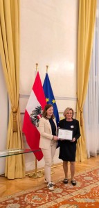 Bundesministerin Claudia Bauer & Michaela Lukmann, Kinderbüro (© Kinderbüro)