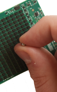 Winzige Magnete optimieren die Prothesensteuerung (Foto: MIT)